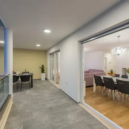 Penthouse Jure شقة *